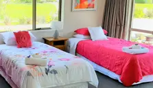 Twin guest room